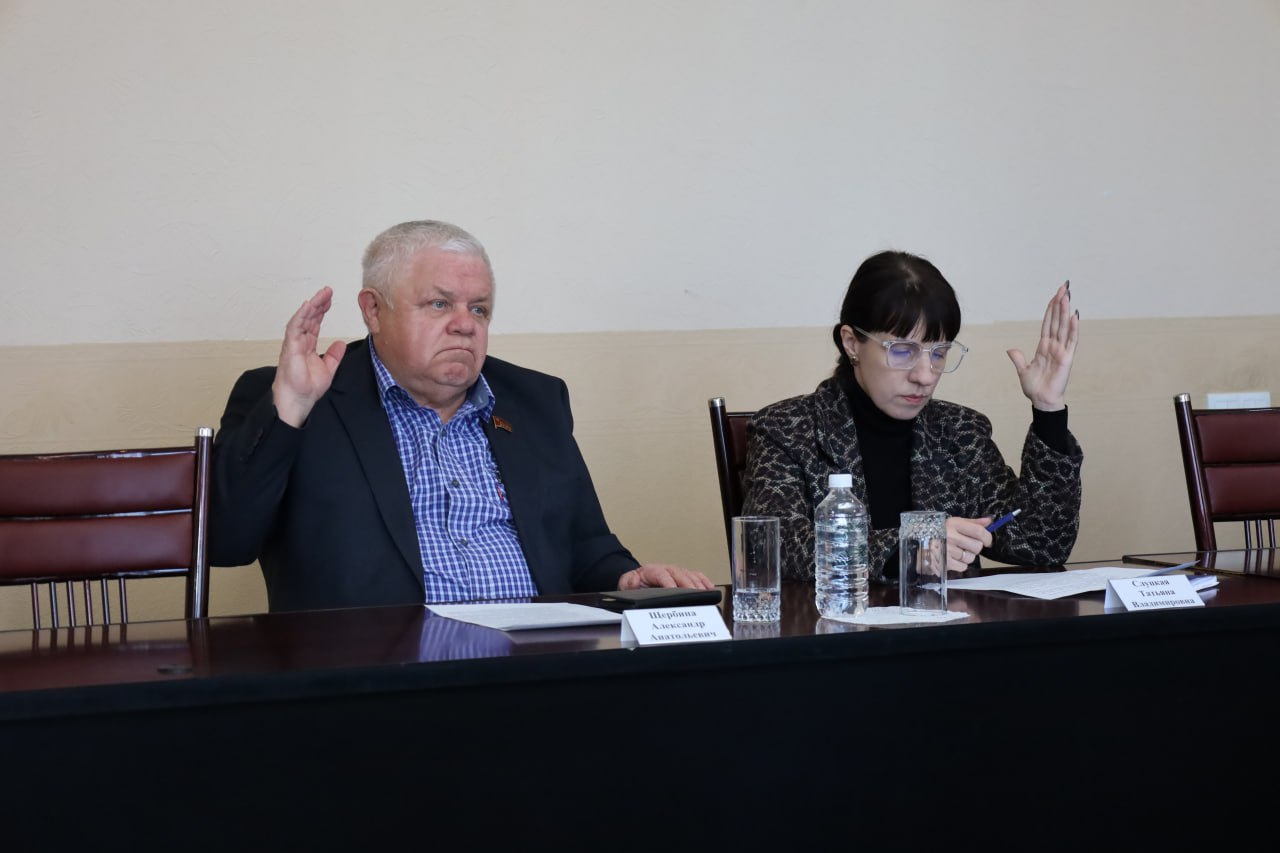 Депутаты рекомендовали мэрии Биробиджана принять ключевые программы развития города на 2026-2028 годы Депутаты рекомендовали мэрии Биробиджана принять ключевые программы развития города на 2026-2028 годы