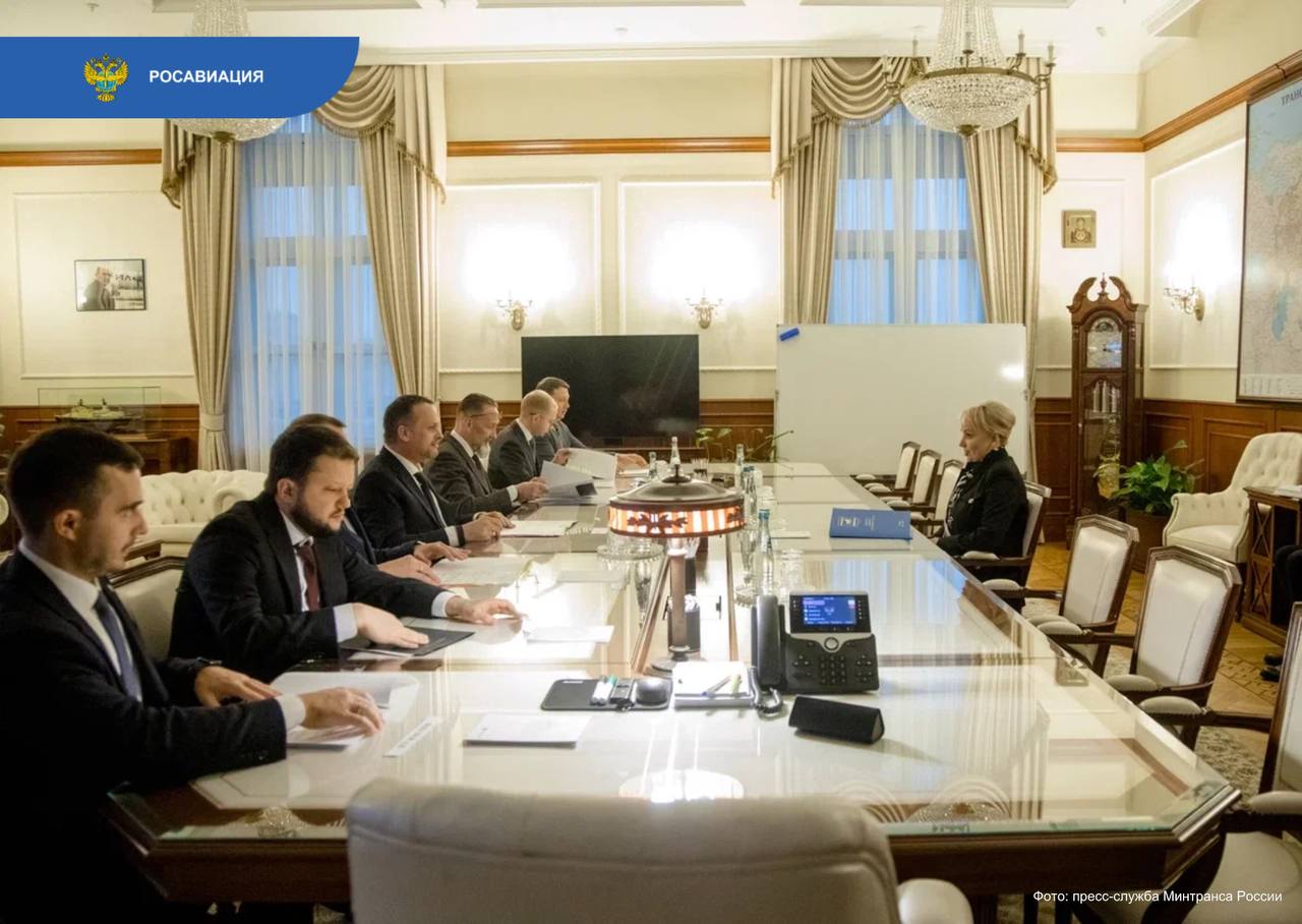 Инициативу создания международного аэропорта в Еврейской автономной области обсудили на рабочей встрече министр транспорта Андрей Никитин и губернатор региона Мария Костюк