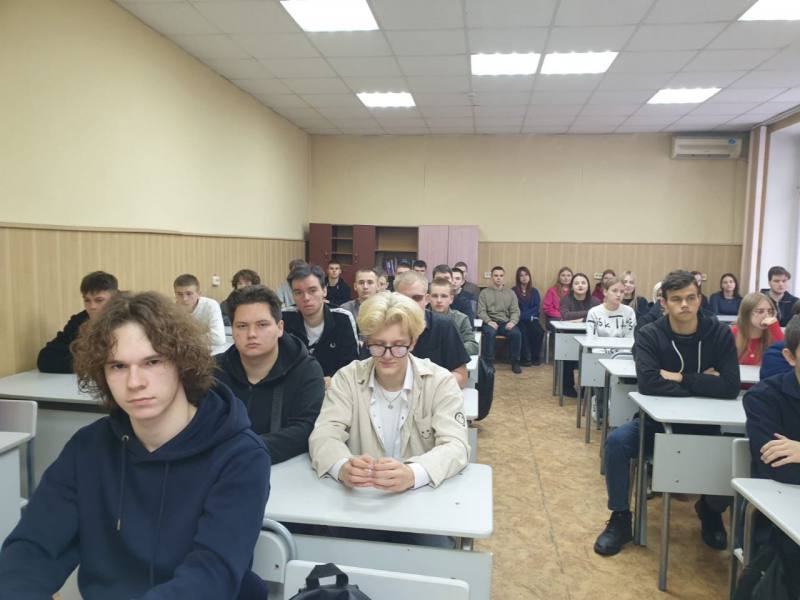 Полицейские провели для студентов антинаркотическую акцию «Чистое поколение» Полицейские провели для студентов антинаркотическую акцию «Чистое поколение»