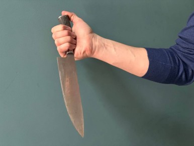 Биробиджанец размахивал ножом и просил продать алкоголь