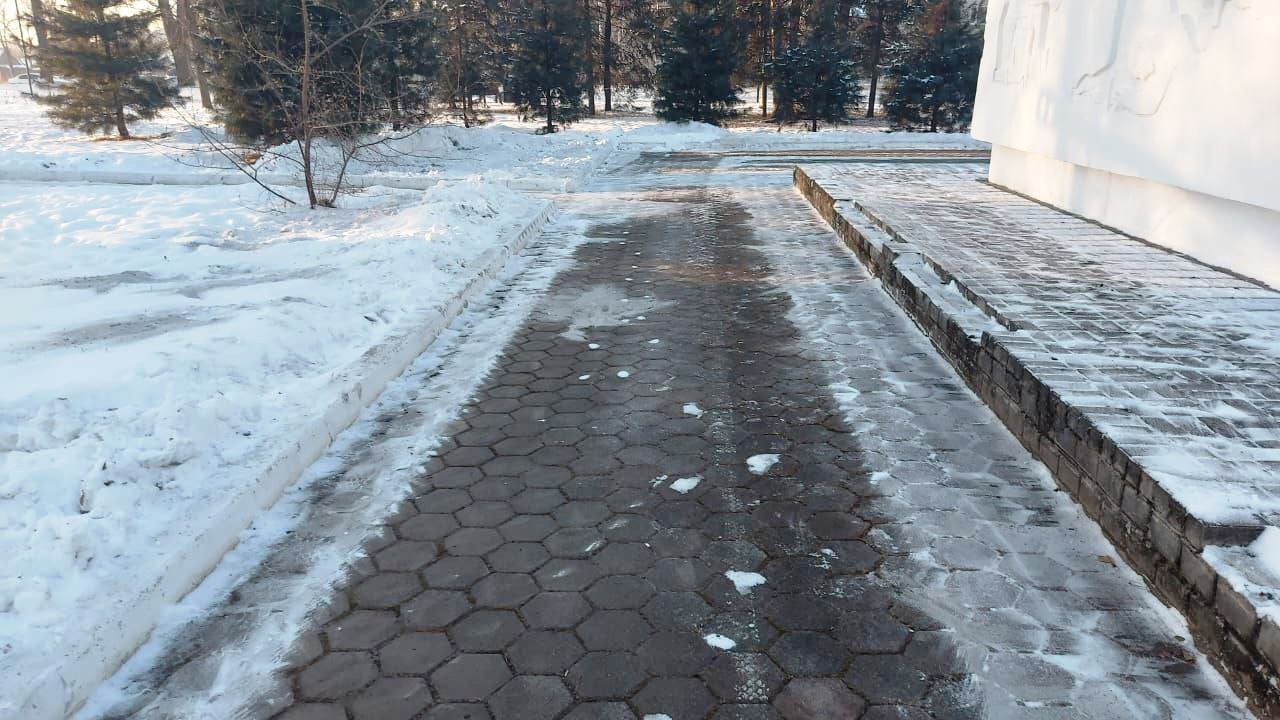 В областном центре коммунальные службы наводят порядок на улицах Биробиджана В областном центре коммунальные службы наводят порядок на улицах Биробиджана