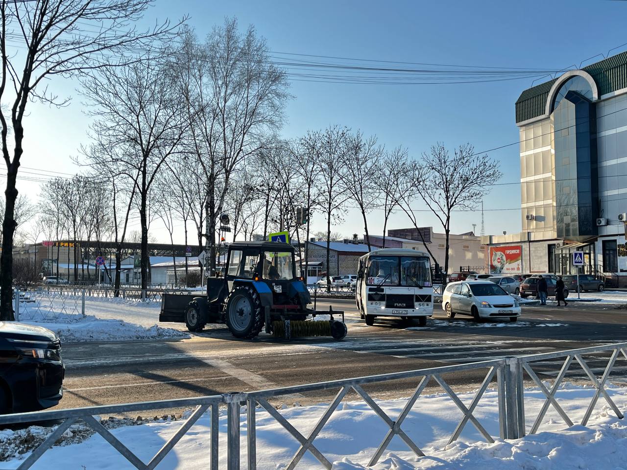 В областном центре коммунальные службы наводят порядок на улицах Биробиджана В областном центре коммунальные службы наводят порядок на улицах Биробиджана