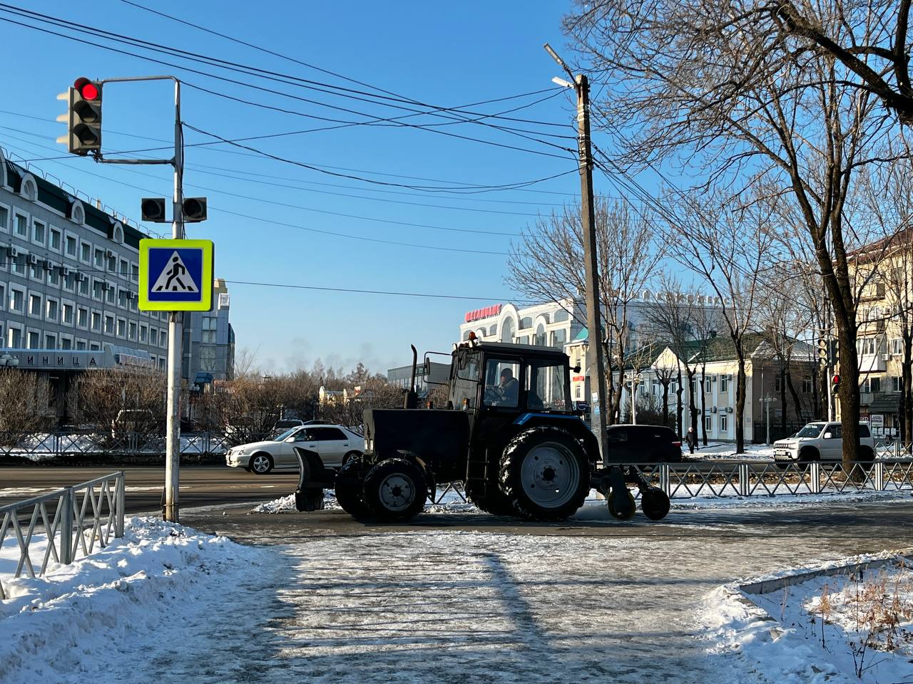 В областном центре коммунальные службы наводят порядок на улицах Биробиджана В областном центре коммунальные службы наводят порядок на улицах Биробиджана