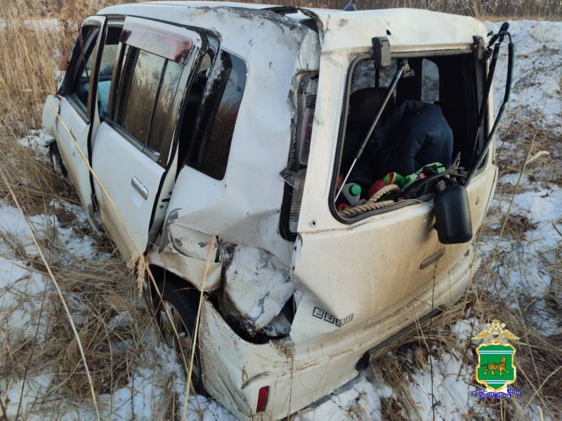 Водитель автомобиля «Ниссан Куб» на автодороге «Биробиджан-Унгун-Ленинское» совершил съезд в придорожный кювет