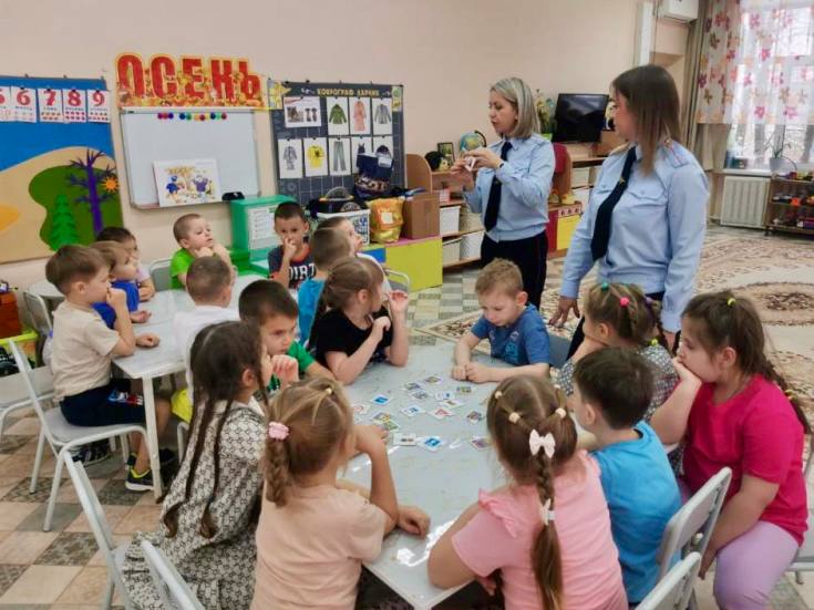 Путешествие в страну дорожных знаков: мероприятие для дошколят провели сотрудники Госавтоинспекции в Биробиджане