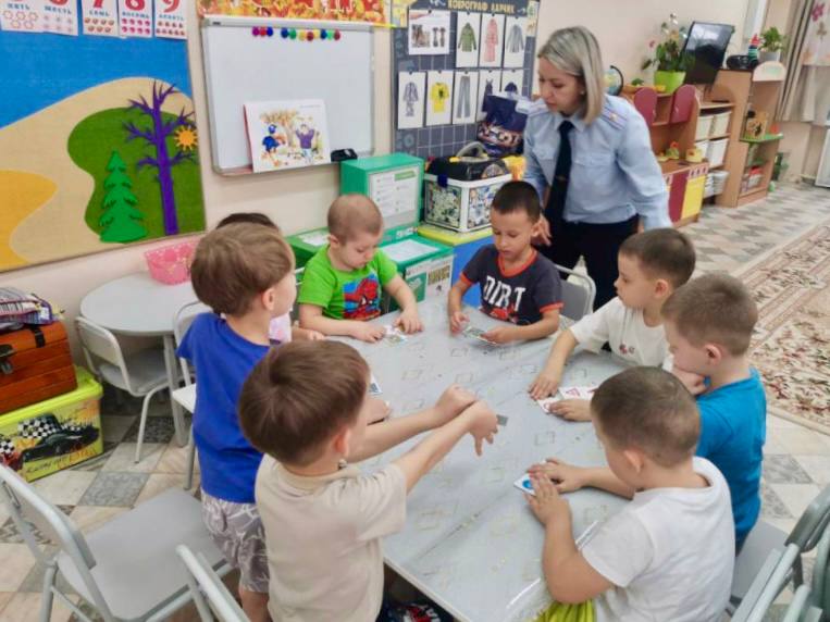 Путешествие в страну дорожных знаков: мероприятие для дошколят провели сотрудники Госавтоинспекции в Биробиджане Путешествие в страну дорожных знаков: мероприятие для дошколят провели сотрудники Госавтоинспекции в Биробиджане