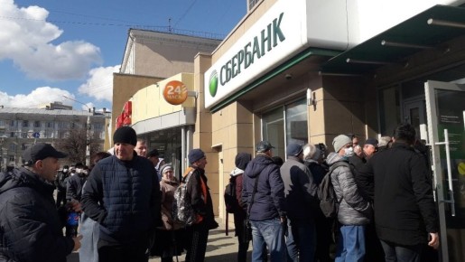 Массовый отток вкладов: что стоит за волнением россиян?