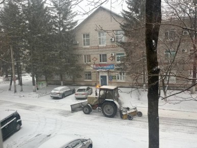 Коммунальные службы расчищают автодороги от снега в Биробиджане