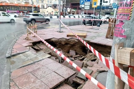 Женщина отсудила 100 тысяч рублей за падение на неровном тротуаре