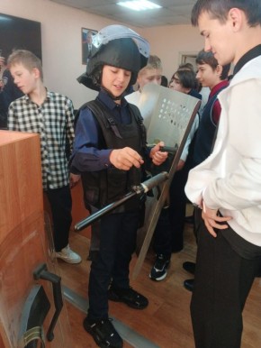 Школьники из Облучья примерили на себя профессию полицейского