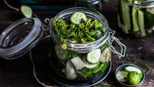 Мудрые хозяйки не выливают огуречный рассол зря: готовят из него вкуснятину