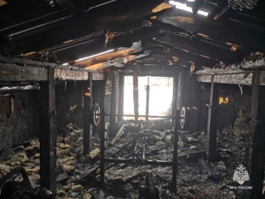 Пепелище вместо спортзала. осталось в селе Калинино, где пожарные тушили возгорание в воскресение