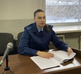 Перед судом предстанет местный житель по обвинению в причинении тяжкого вреда здоровью своей знакомой, повлекшего её смерть