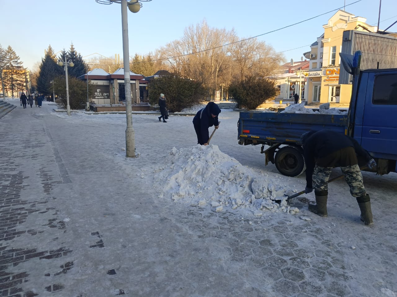 В Биробиджане ведутся работы по расчистке улиц от снега и наледи В Биробиджане ведутся работы по расчистке улиц от снега и наледи