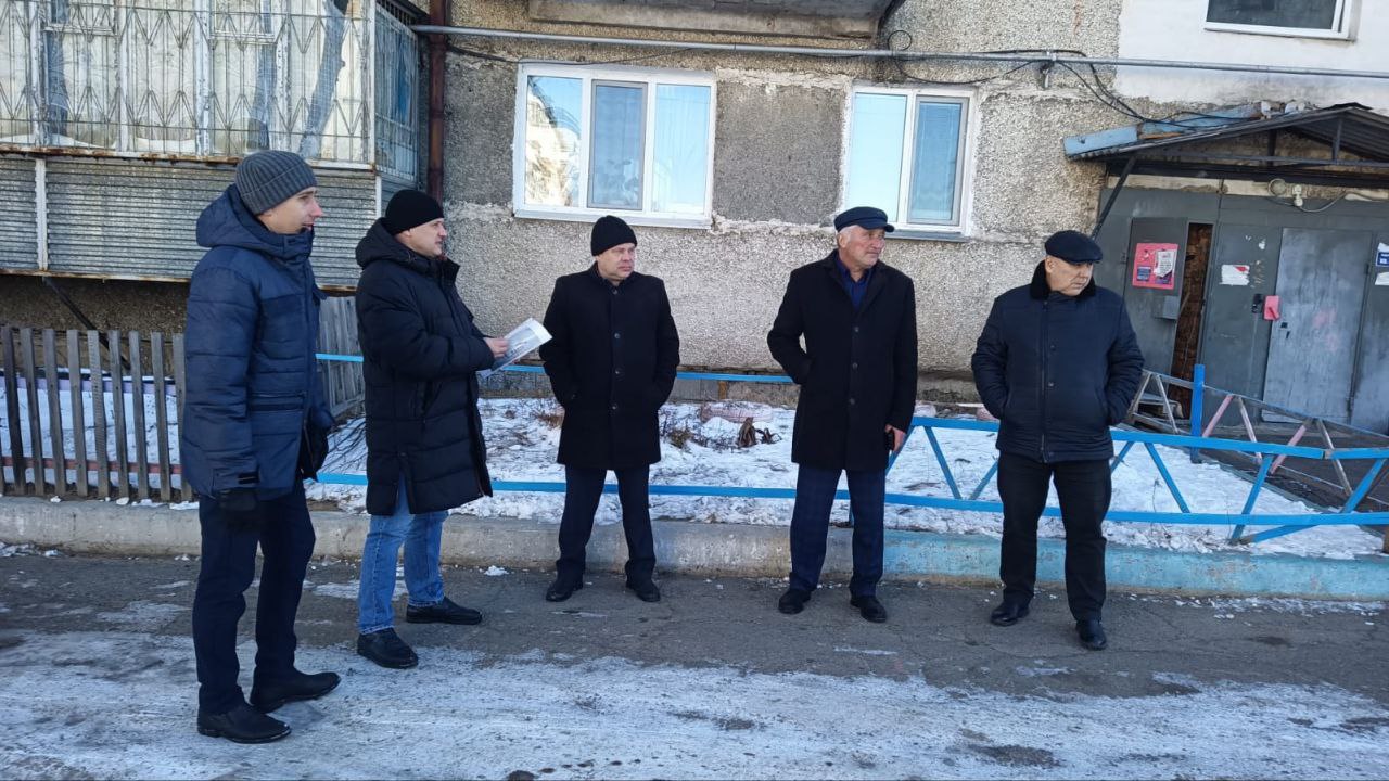 По итогам прямой линии с губернатором: депутаты и представители мэрии провели выездной прием граждан на улице Московской По итогам прямой линии с губернатором: депутаты и представители мэрии провели выездной прием граждан на улице Московской