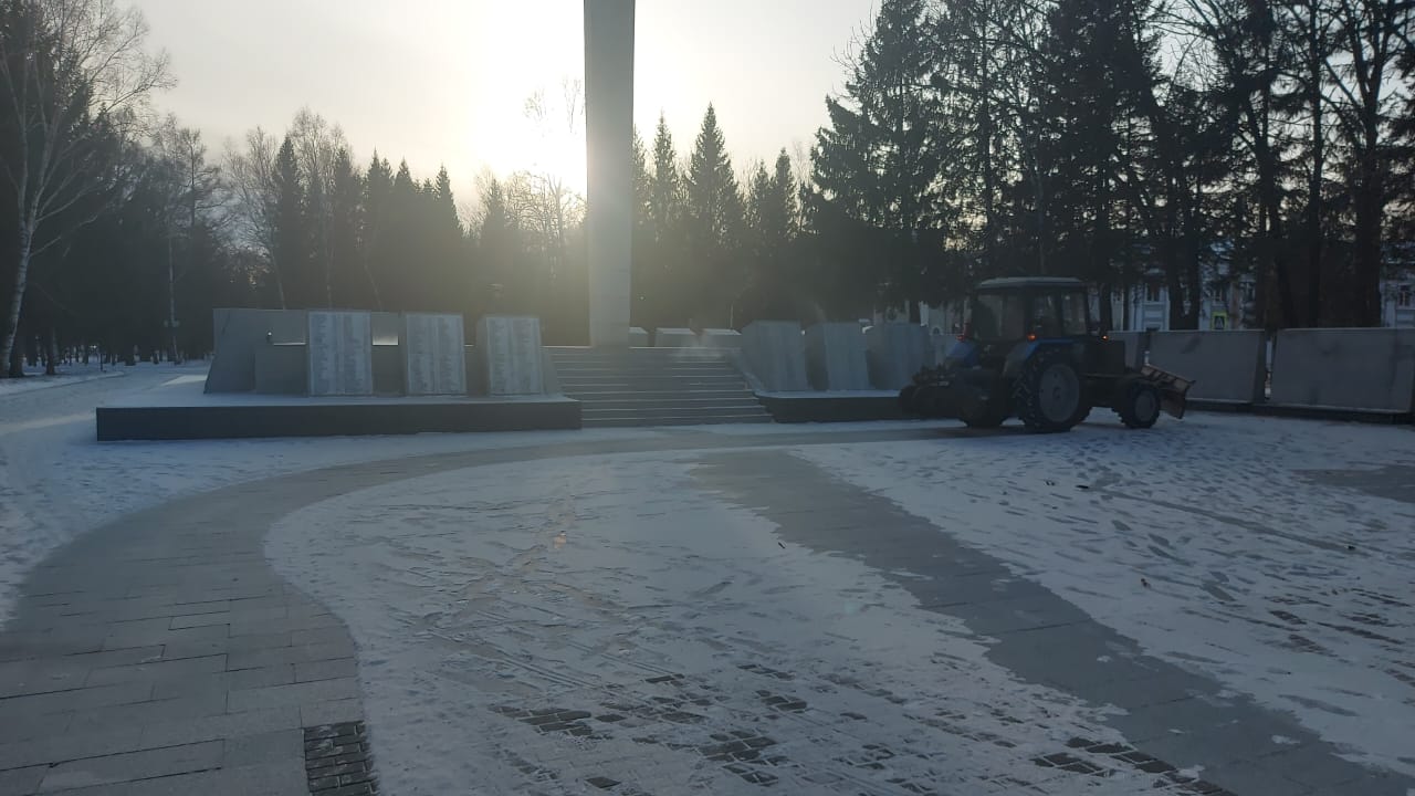 В Биробиджане ведутся работы по расчистке улиц от снега и наледи В Биробиджане ведутся работы по расчистке улиц от снега и наледи