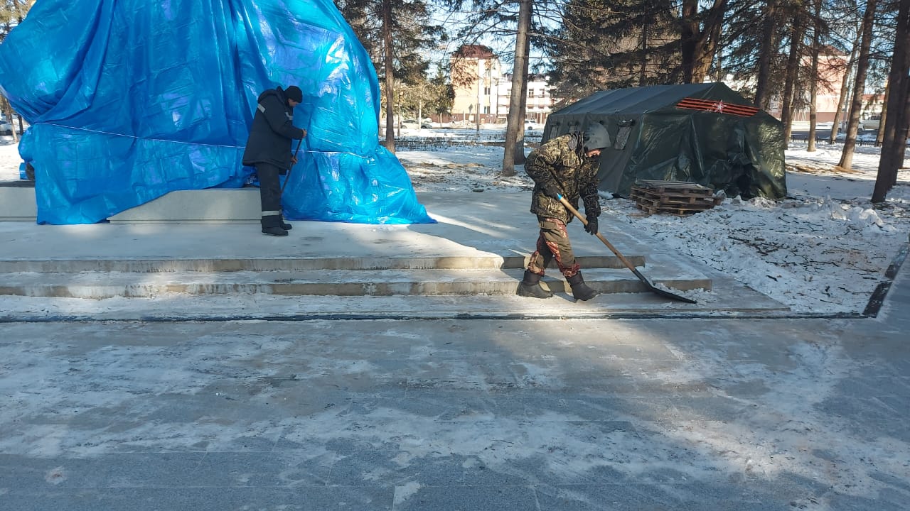 В Биробиджане ведутся работы по расчистке улиц от снега и наледи