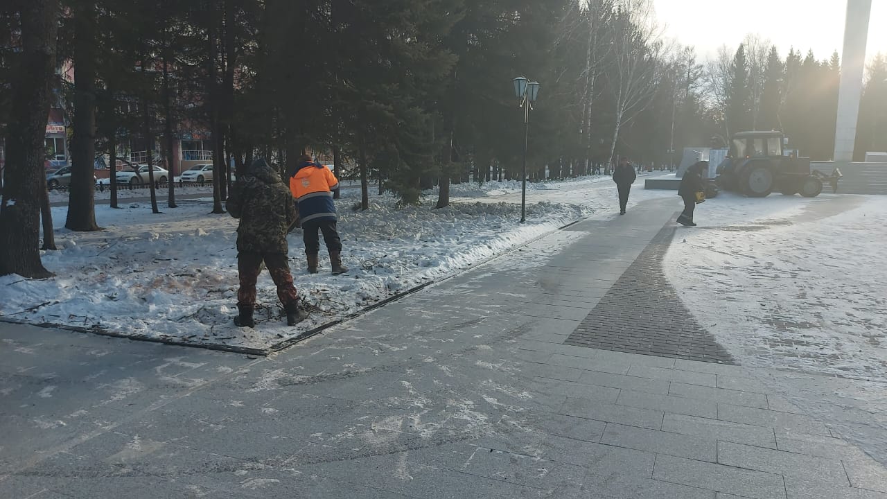 В Биробиджане ведутся работы по расчистке улиц от снега и наледи В Биробиджане ведутся работы по расчистке улиц от снега и наледи