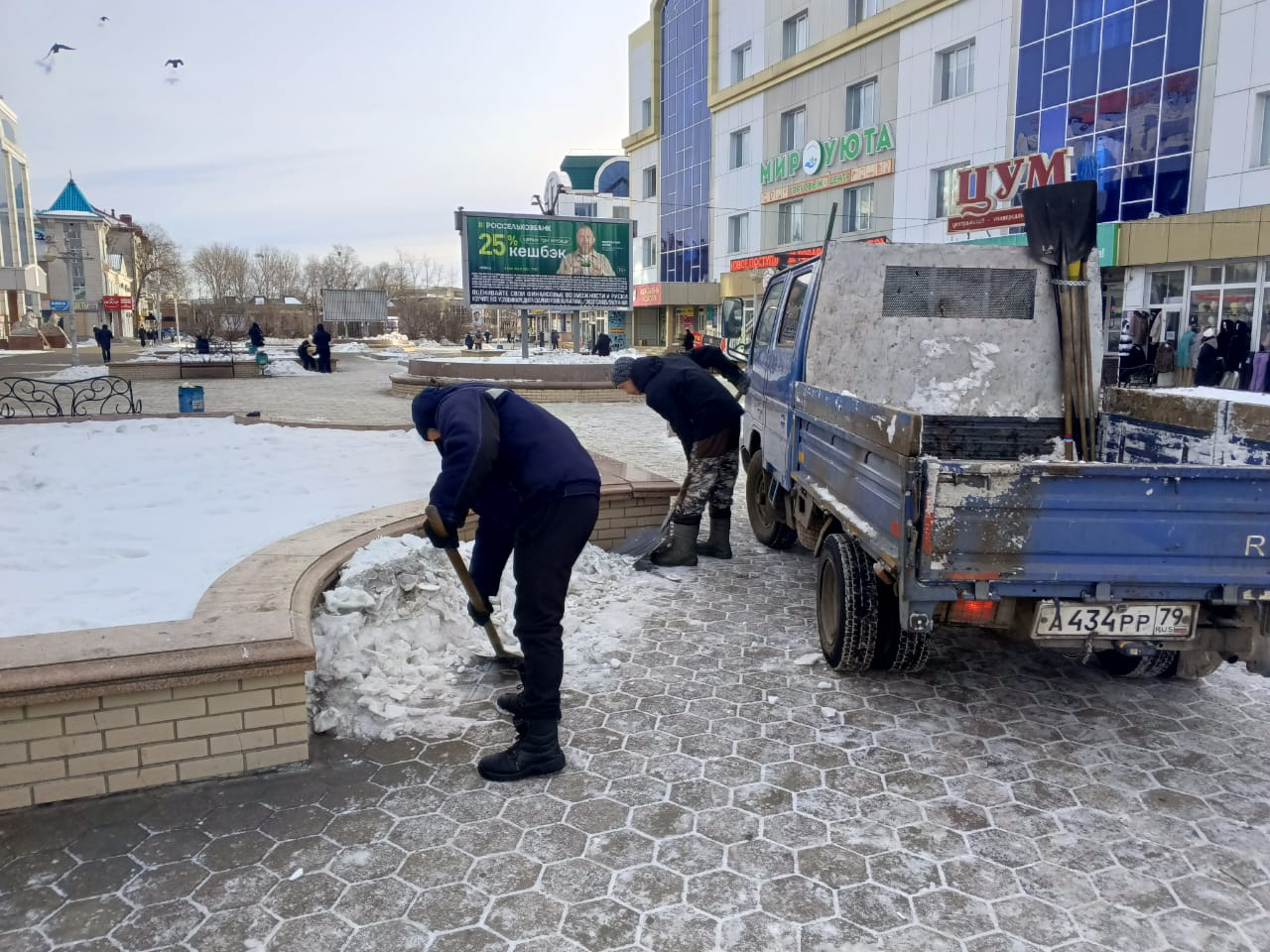 В Биробиджане ведутся работы по расчистке улиц от снега и наледи В Биробиджане ведутся работы по расчистке улиц от снега и наледи