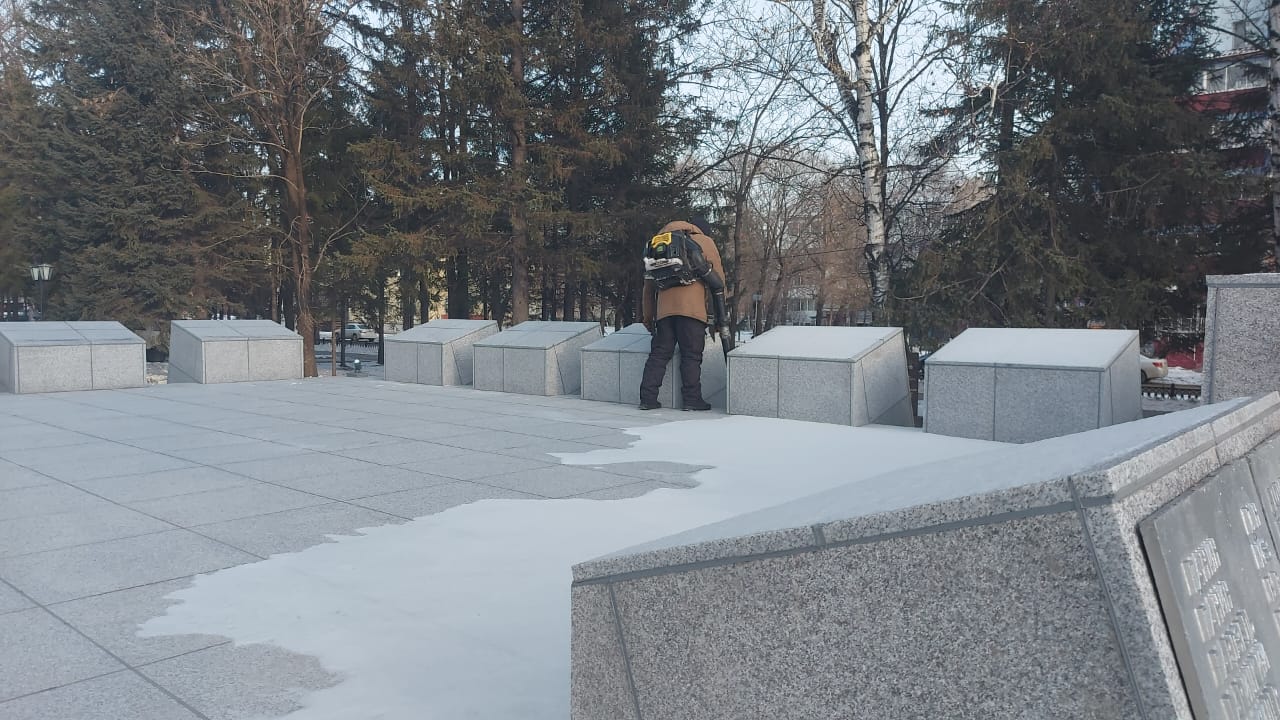 В Биробиджане ведутся работы по расчистке улиц от снега и наледи В Биробиджане ведутся работы по расчистке улиц от снега и наледи