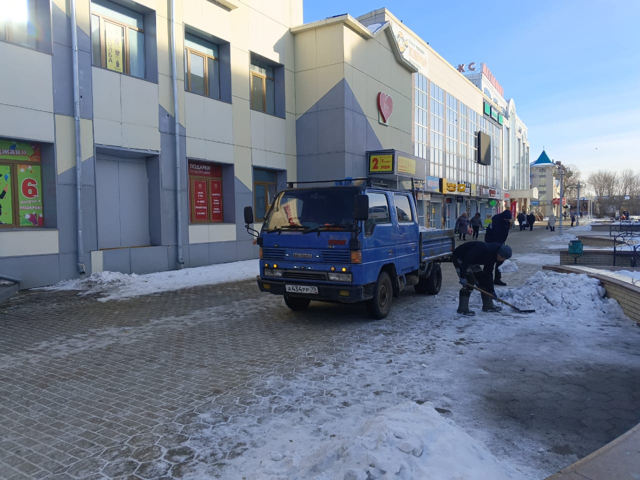 В Биробиджане ведутся работы по расчистке улиц от снега и наледи В Биробиджане ведутся работы по расчистке улиц от снега и наледи