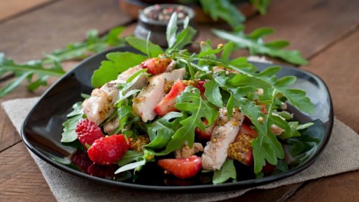 Этот салат с клубникой и курицей в ресторанах стал главным хитом: стоит бешеных денег