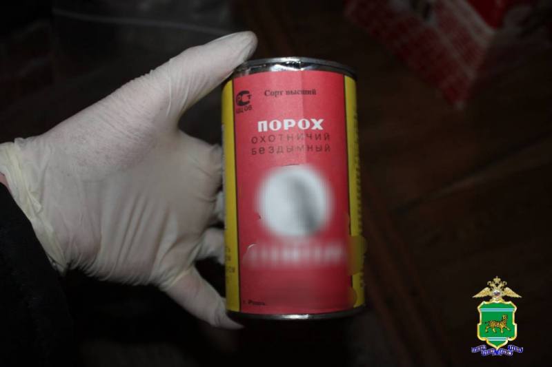 Полицейские изъяли у биробиджанца банку с порохом и патроны Полицейские изъяли у биробиджанца банку с порохом и патроны