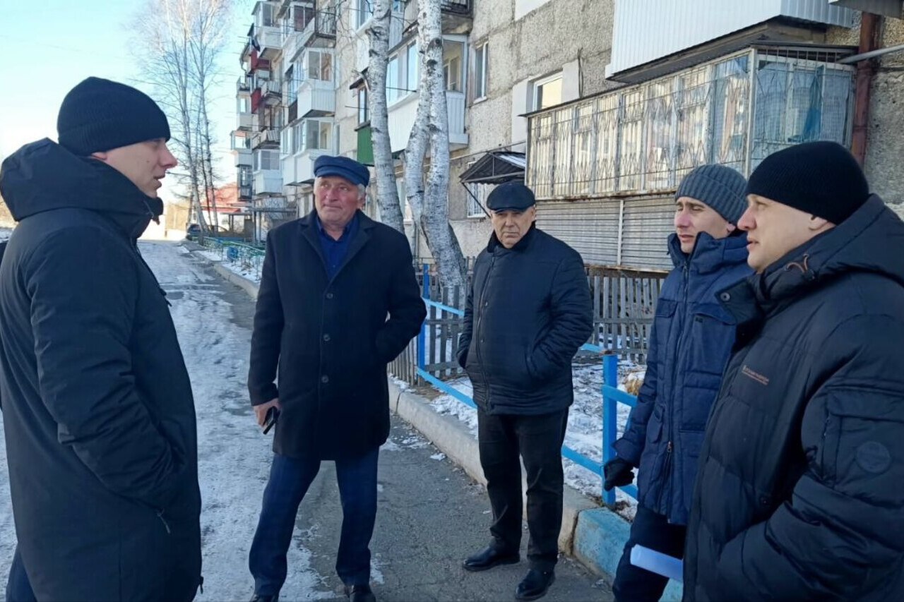 Депутаты и представители мэрии провели выездной прием граждан на улице Московской