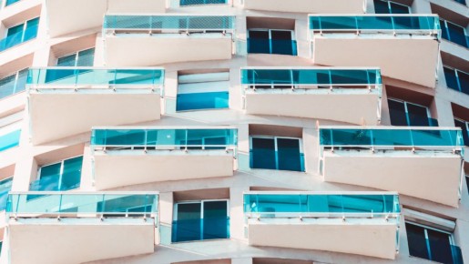 Управляющая компания повысила тарифы на коммунальные услуги: жильцы требуют разъяснений