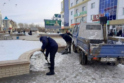 В Биробиджане ведутся работы по расчистке улиц от снега и наледи