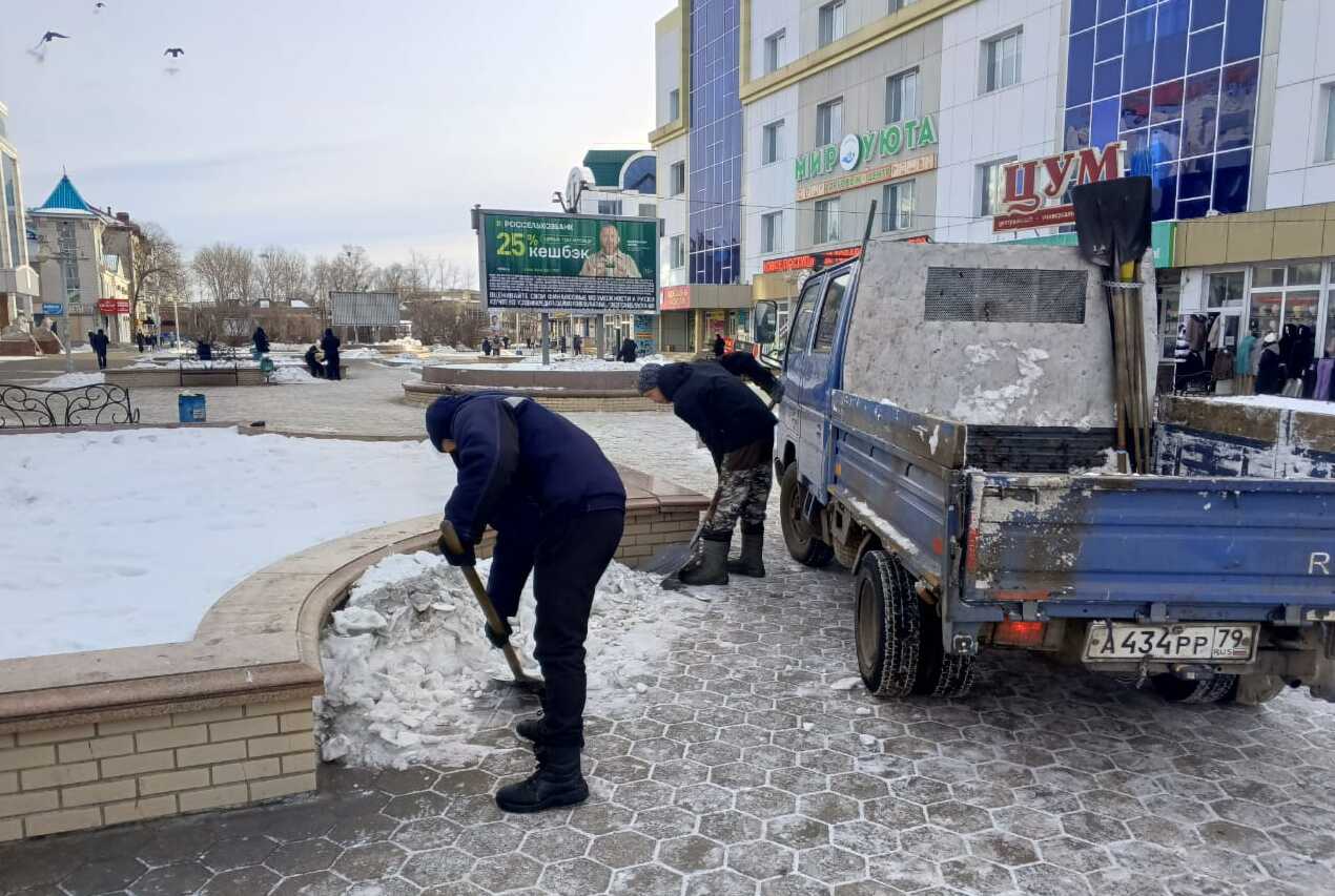 В Биробиджане ведутся работы по расчистке улиц от снега и наледи