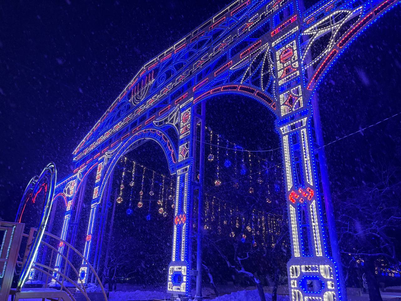 В новогоднюю сказку превращается Биробиджан В новогоднюю сказку превращается Биробиджан