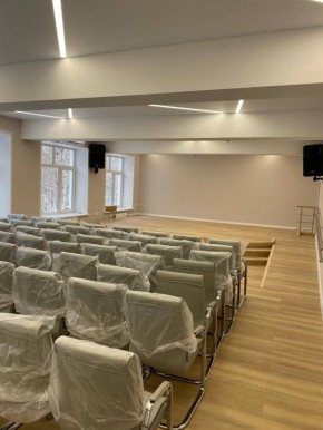 Отремонтировали крышу и актовый зал в образовательном центре «Ступени» в Биробиджане