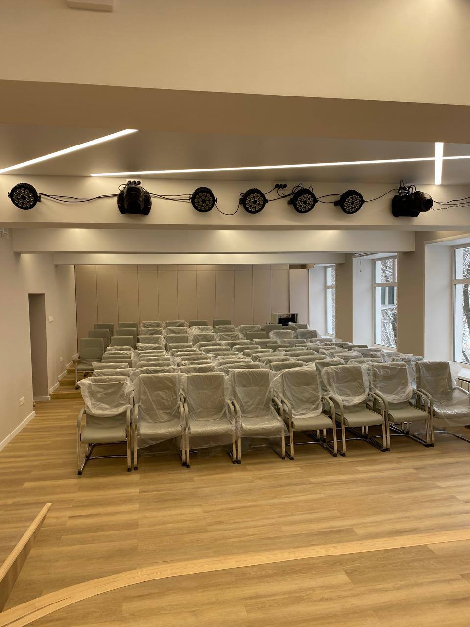 Отремонтировали крышу и актовый зал в образовательном центре «Ступени» в Биробиджане Отремонтировали крышу и актовый зал в образовательном центре «Ступени» в Биробиджане