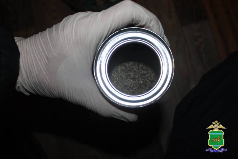 Полицейские изъяли у биробиджанца банку с порохом и патроны Полицейские изъяли у биробиджанца банку с порохом и патроны