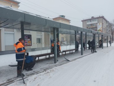 В Биробиджане продолжается уборка улиц от снега и наледи