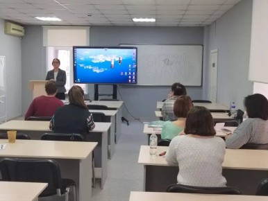 В Институте развития образования Еврейской автономной области в рамках курсов повышения квалификации для учителей истории и обществознания состоялась встреча с заместителем председателя избирательной комиссии ЕАО