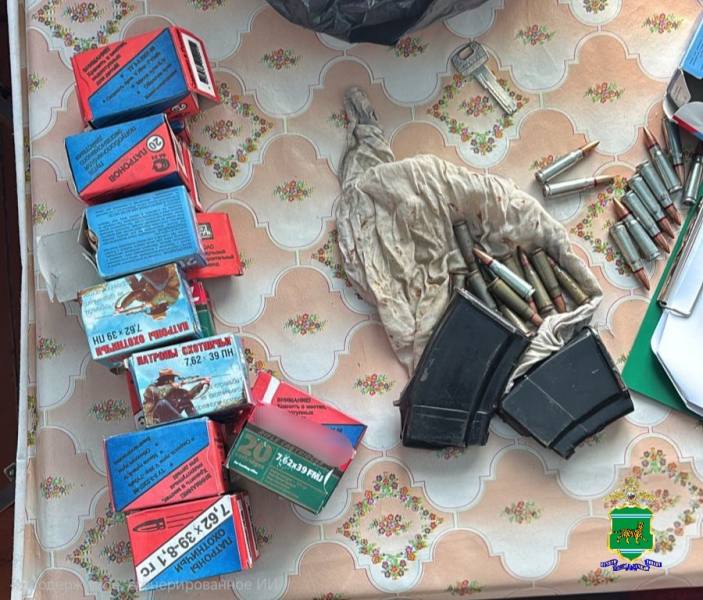 Полицейские выявили факт незаконного хранения оружия и боеприпасов в поселке Смидович Полицейские выявили факт незаконного хранения оружия и боеприпасов в поселке Смидович