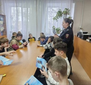 Профилактика правонарушений: в Биробиджане полицейские провели беседу с воспитанниками детского дома