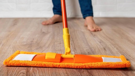 Пятна на ламинате больше не проблема: избавитесь от них с помощью простых средств