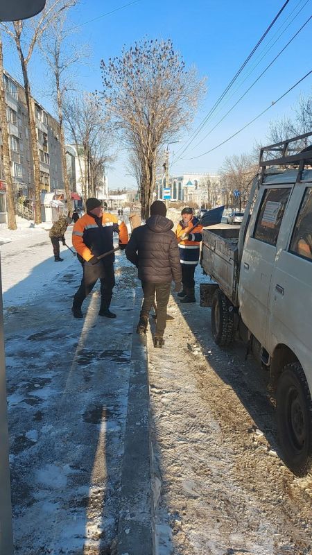 В Биробиджане продолжается ручная уборка снега В Биробиджане продолжается ручная уборка снега
