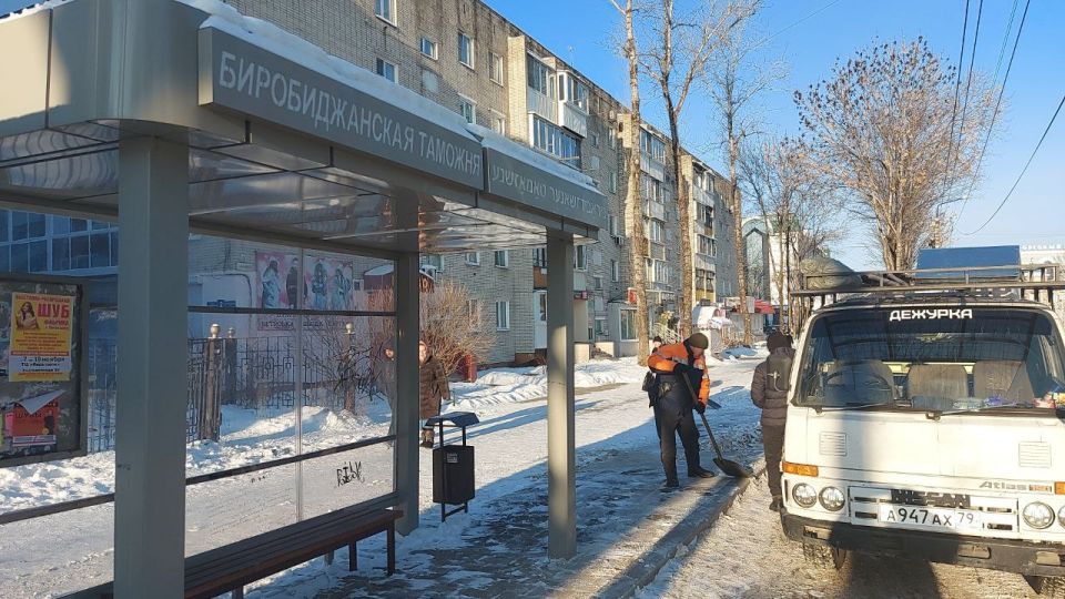В Биробиджане продолжается ручная уборка снега В Биробиджане продолжается ручная уборка снега