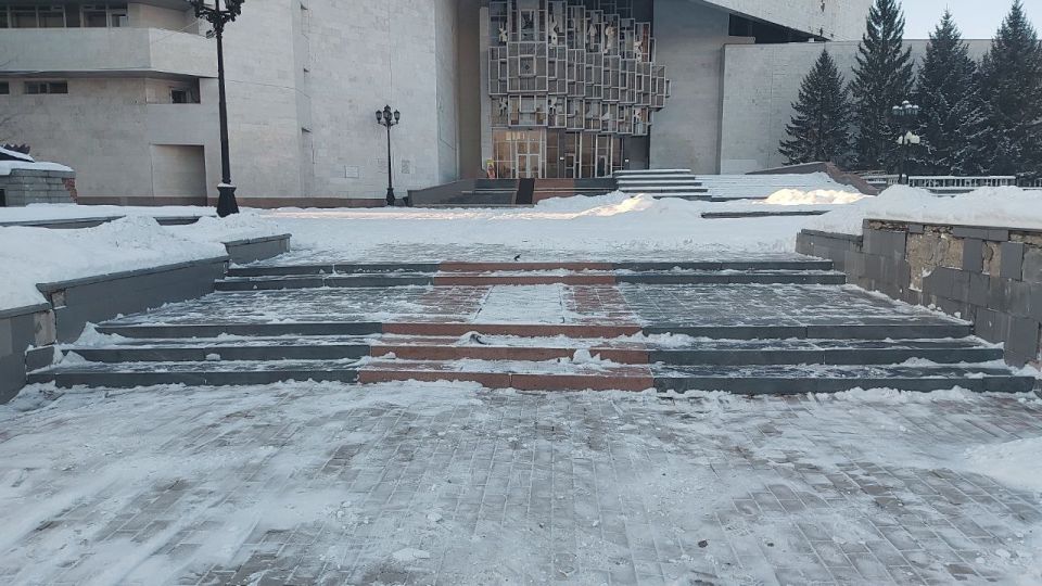 В Биробиджане продолжается ручная уборка снега В Биробиджане продолжается ручная уборка снега