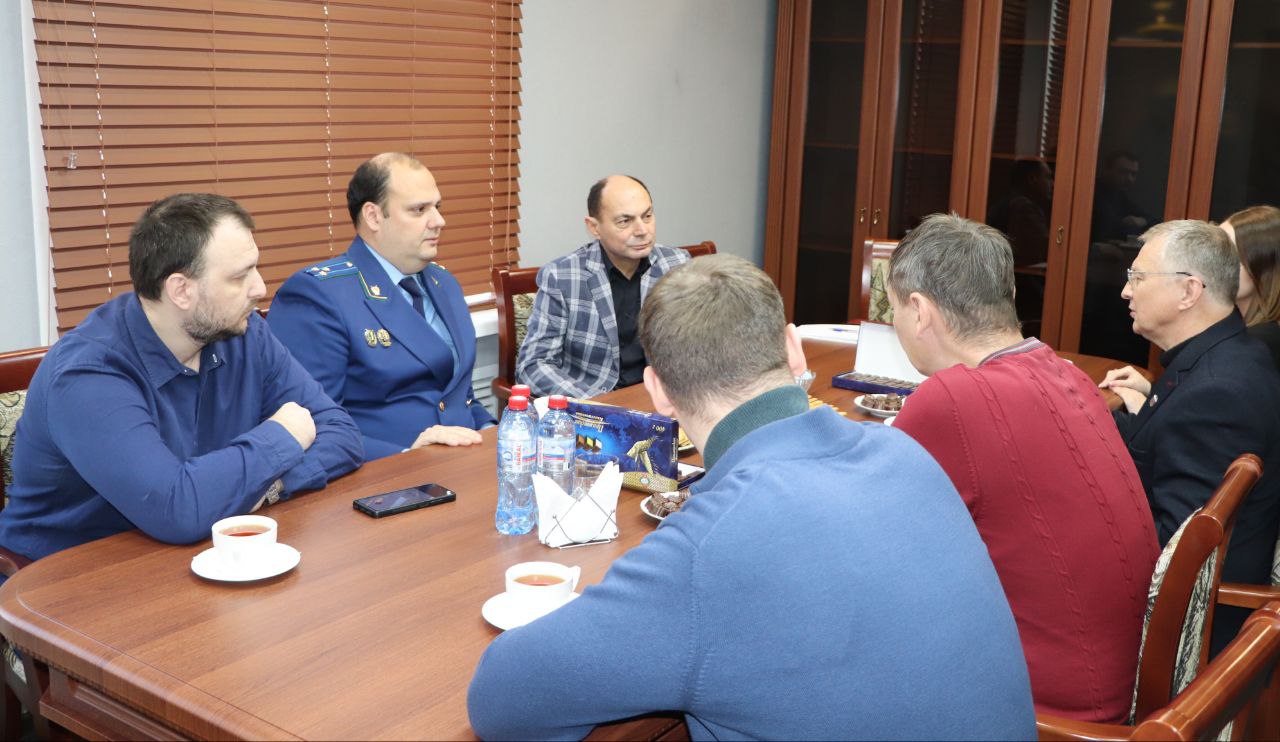 «Взаимодействие со средствами массовой информации является одним из приоритетных направлений работы надзорного ведомства, постоянный мониторинг публикаций СМИ помогает объективно разобраться в ситуации и принять меры к... «Взаимодействие со средствами массовой информации является одним из приоритетных направлений работы надзорного ведомства, постоянный мониторинг публикаций СМИ помогает объективно разобраться в ситуации и принять меры к...