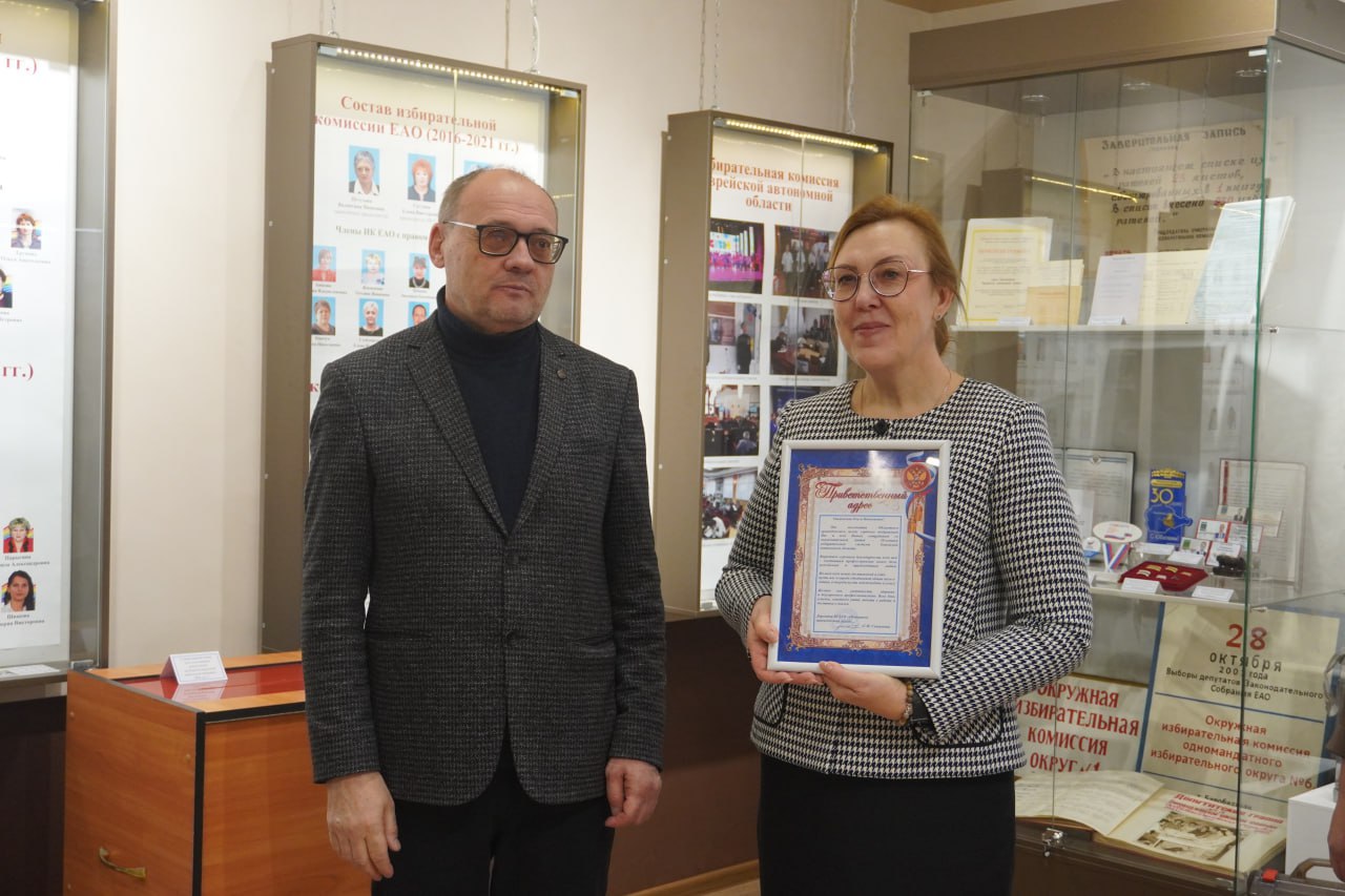 В Биробиджанском краеведческом музее открылась выставка к 30-летию избирательной системы ЕАО В Биробиджанском краеведческом музее открылась выставка к 30-летию избирательной системы ЕАО