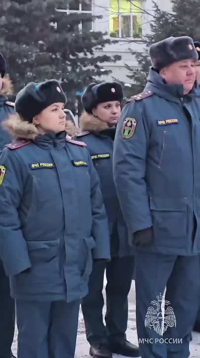 Добрая традиция Главного управления - первый понедельник месяца поднятие флагов России, МЧС России и Еврейской автономии