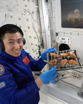 Космическая кулинария: жареная курица и стейки теперь в меню на борту орбитальной станции