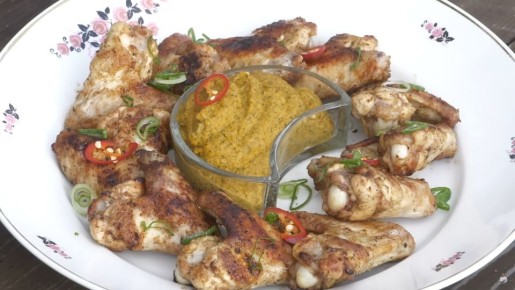 Соус для курицы с «хрустинкой»: рецепт от шефа Василия Емельяненко