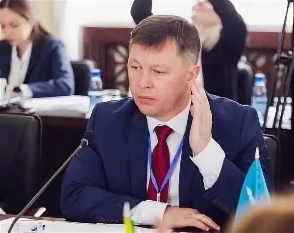 БОЙКО ПАКУЕТ ЧЕМОДАНЫ. Единоросс Роман Бойко сложил полномочия председателя Законодательного Собрания ЕАО, чтобы представлять регион в Совете Федерации