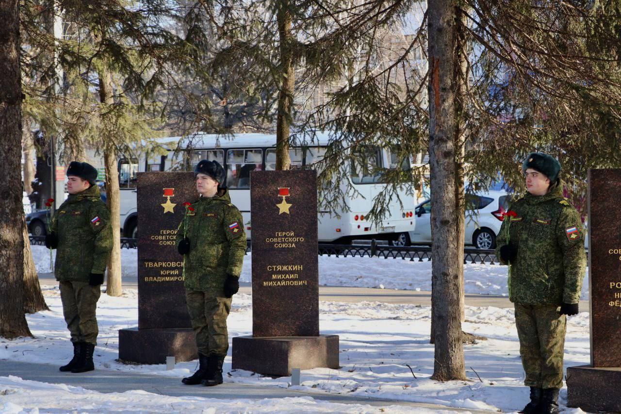 В памятную дату, приуроченную ко Дню Героев Отечества, прокурор Еврейской автономной области Дмитрий Седых принял участие в торжественной церемонии открытия мемориала «Матерям Победителей» В памятную дату, приуроченную ко Дню Героев Отечества, прокурор Еврейской автономной области Дмитрий Седых принял участие в торжественной церемонии открытия мемориала «Матерям Победителей»